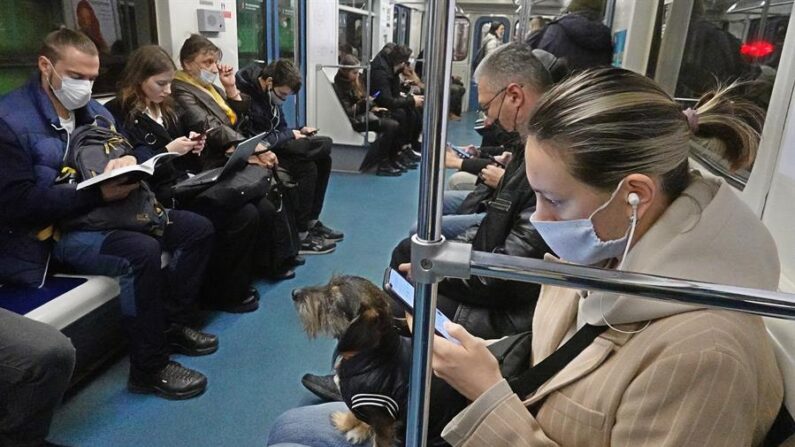 Pasajeros con y sin mascarilla en el metro de Moscú (Rusia) en una foto de archivo. EFE/EPA/Maxim Shipenkov