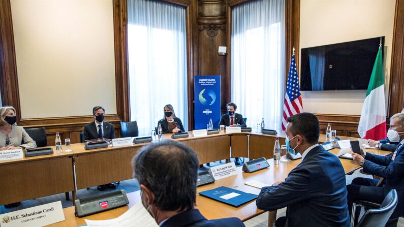 El canciller italiano Luigi Di Maio (2do izq.) se reúne con el secretario de Estado de Estados Unidos, Antony Blinken (2do der.), al margen de la 60° reunión ministerial de la OCDE, en París, Francia, el 6 de octubre de 2021. (EFE/EPA/ANGELO CARCONI)