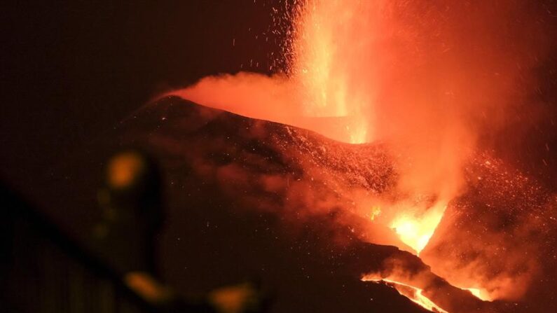 Cae la noche sobre el volcán de Cumbre Vieja, en La Palma, en el decimotercer día de erupción sin dar tregua. EFE/Ángel Medina
