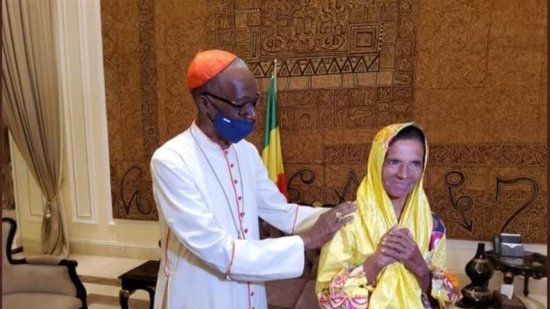 Fotografía cedida por la Presidencia de Malí de un momento de la liberación de la religiosa colombiana Gloria Narváez (d) junto a un representante de la iglesia hoy, en Karangasso (Malí). EFE/Presidencia de Malí