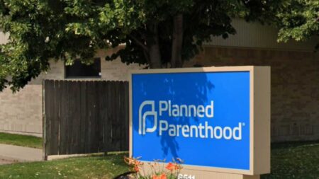 Jueza bloquea ley de aborto de Kentucky y CEO de Planned Parenthood se proclama «ganadora”