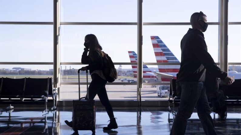 Fotografía de archivo de viajeros caminando a través de una terminal en el Aeropuerto Nacional Ronald Reagan de Washington en Arlington, Virginia, Estados Unidos. EFE/EPA/Michael Reynolds