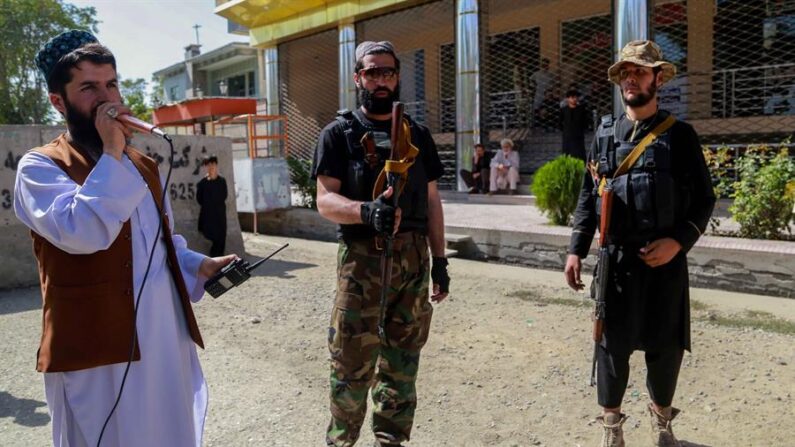 Efectivos talibanes hacen guardia en una calle de Kabul (Afganistán). EFE/EPA/STRINGER