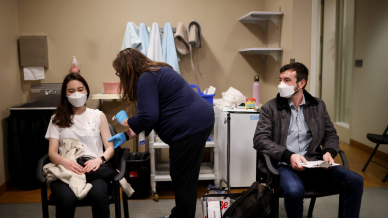 Asistentes de vuelo de United Airlines reciben vacunas contra el COVID-19 en la clínica de United en el Aeropuerto Internacional O'Hare en Chicago, Illinois, el 9 de marzo de 2021. (Scott Olson/Getty Images)