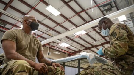 Tropas católicas pueden rechazar la vacuna COVID-19: Arzobispo militar