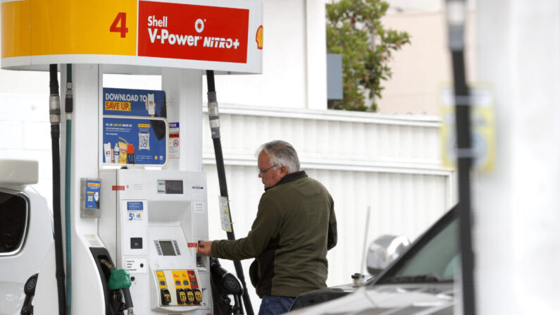 Un cliente se prepara para cargar gasolina en una estación de servicio Shell en San Francisco, California, en una fotografía de archivo. (Justin Sullivan/Getty Images)