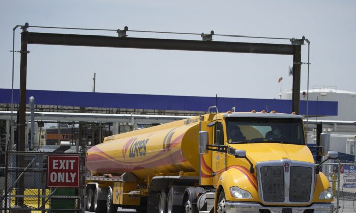 Un conductor sale del patio después de llenar su camión cisterna de gasolina en Marathon Oil en Salt Lake City, Utah, el 20 de mayo de 2021. (George Frey/Getty Images)
