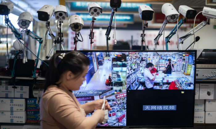 Imagen de cámaras Hikvision en un centro comercial electrónico en Beijing, el 24 de mayo de 2019. (Fred Dufour/AFP a través de Getty Images)