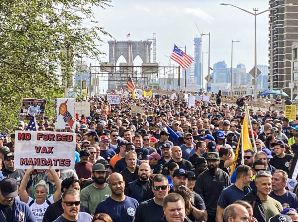 Miles de manifestantes contra las órdenes de vacunación de la ciudad de Nueva York marchan a lo largo del puente de Brooklyn hacia Manhattan, Nueva York, el 26 de octubre de 2021. (Sarah Lu/The Epoch Times)