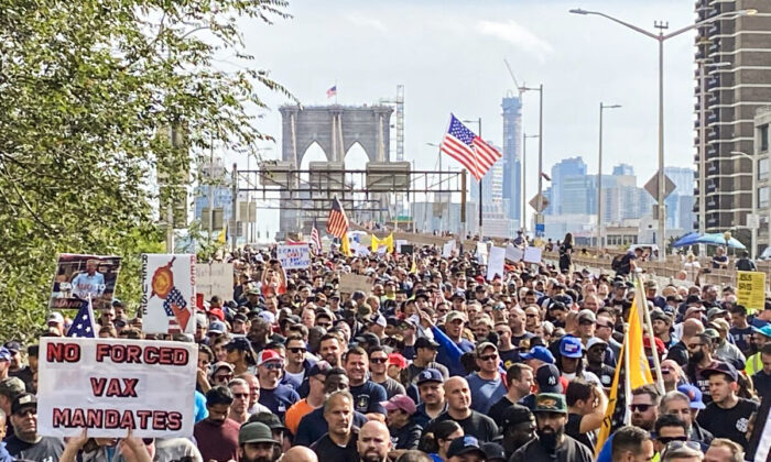 Miles de manifestantes que se oponen a las órdenes de vacunación obligatoria en Nueva York marchan a lo largo del puente de Brooklyn hacia Manhattan (Nueva York) el 26 de octubre de 2021. (Sarah Lu/The Epoch Times)
