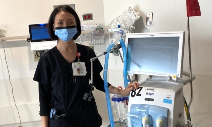 Le My Hanh con bata de hospital al lado de un respirador. (Cortesía de Le My Hanh)