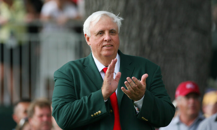 Jim Justice, propietario de The Greenbrier Resort, aplaude en el tee del 18° durante la ronda final de The Greenbrier Classic en The Old White TPC en White Sulphur Springs, W. Va., el 31 de julio de 2011. (Hunter Martin/Getty Images)