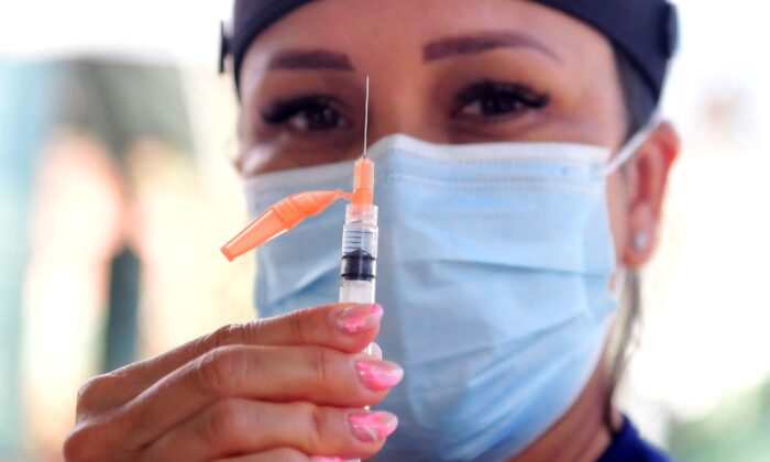 Una enfermera sostiene una jeringa con una dosis de la vacuna contra la COVID-19 de Johnson & Johnson en Los Ángeles (California) el 22 de agosto de 2021. (Frederic J. Brown/AFP a través de Getty Images)