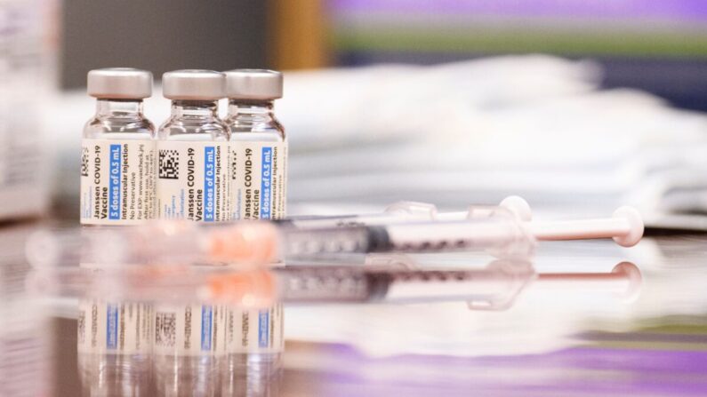 Viales de la vacuna contra el COVID-19 de Johnson & Johnson se ven en Culver City, California, el 5 de agosto de 2021. (Patrick T. Fallon/AFP vía Getty Images)