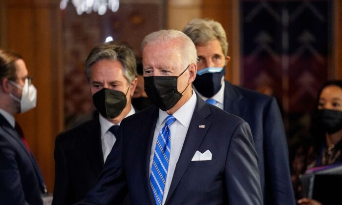 El presidente Joe Biden (centro), junto con el Secretario de Estado, Antony Blinken (izq.), y el Enviado Presidencial Especial para el Clima, John Kerry, después de dirigirse al 76° período de sesiones de la Asamblea General de la ONU, en Nueva York, el 21 de septiembre de 2021. (John Minchillo/POOL/AFP a través de Getty Images)