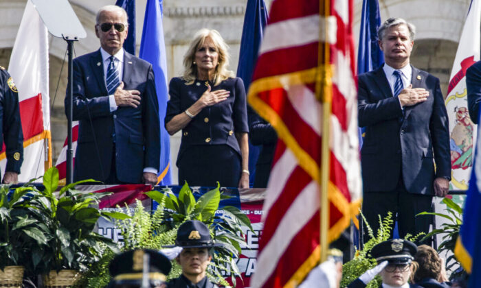 (De izquierda a derecha) El presidente Joe Biden, la primera dama Jill Biden y el director de la Oficina Federal de Investigaciones (FBI), Christopher Wray, durante un servicio conmemorativo a los 491 agentes de la ley que perdieron la vida en el cumplimiento del deber en 2019 y 2020, el 16 de octubre de 2020, en el Capitolio de EE.UU. (Samuel Corum/Getty Images)
