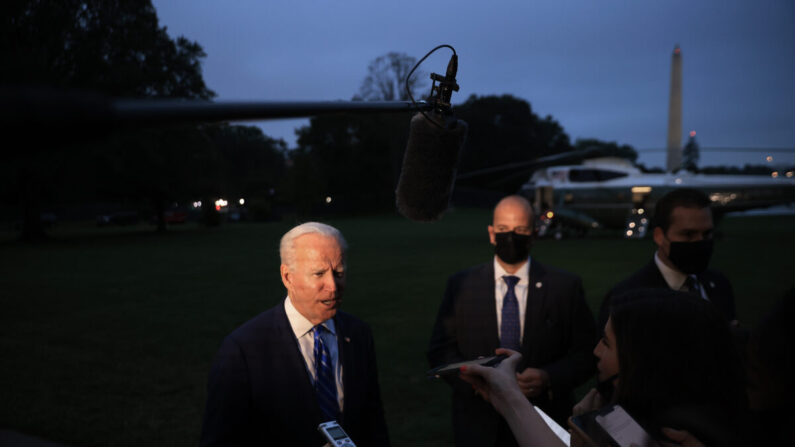 El presidente Joe Biden habla brevemente con los periodistas sobre su legislación "Build Back Better" y sobre Taiwán luego de regresar a la Casa Blanca en Washington, D.C., el 5 de octubre de 2021. (Chip Somodevilla/Getty Images)