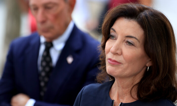 La gobernadora de Nueva York, Kathy Hochul, habla con los periodistas en la ciudad de Nueva York el 8 de septiembre de 2021. (Chip Somodevilla/Getty Images)