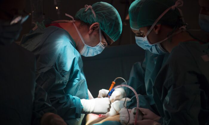 Los médicos realizan un trasplante de riñón en una fotografía de archivo. (Pierre-Philippe Marcou/AFP a través de Getty Images)