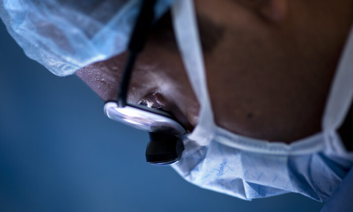 Un médico durante una operación de trasplante de riñón. (Brendan Smiwalowski/AFP/Getty Images)