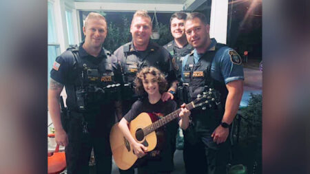 Policía regala guitarra a un niño al que unos acosadores le habían destrozado la suya