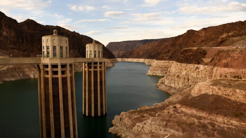 Torres de toma de agua para generar electricidad y proporcionar energía hidroeléctrica durante los niveles bajos de agua debido a la sequía occidental en la presa Hoover en el río Colorado en la frontera de los estados de Nevada y Arizona el 19 de julio de 2021. (Patrick T. Fallon/AFP a través de Getty Images)