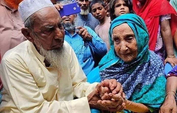 Esta foto tomada el 25 de septiembre de 2021 muestra a Abdul Kuddus Munsi (R) conviviendo con su madre en Brahmanbaria, tras su reencuentro después de 70 años a través de una publicación en Facebook. (MOHAMMAD PINTU/AFP via Getty Images)