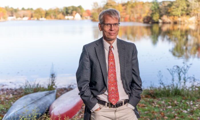 El Dr. Martin Kulldorff, profesor de medicina en la Universidad de Harvard, en Connecticut, el 23 de octubre de 2021. (York Du/The Epoch Times)