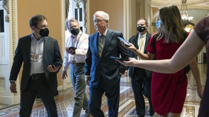 El líder de la minoría del Senado, Mitch McConnell (R-Ky.), camina hacia su oficina en el Capitolio de Estados Unidos en Washington el 6 de octubre de 2021. (Kevin Dietsch/Getty Images)
