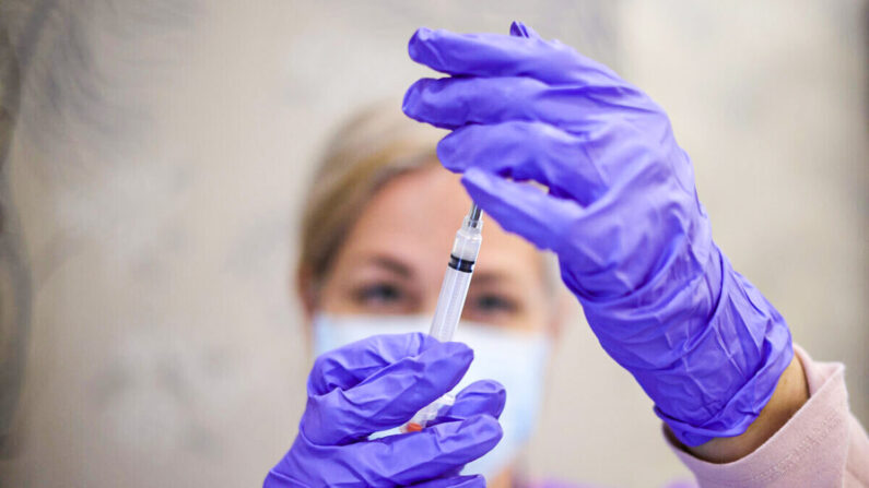 Una enfermera extrae una dosis de vacuna de un vial en Bowie, Maryland, el 25 de marzo de 2021. (Win McNamee/Getty Images)