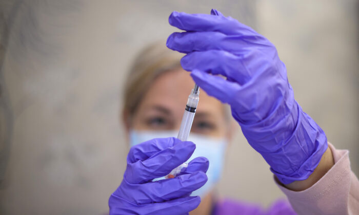 Una enfermera extrae una dosis de vacuna de un vial en Bowie (Maryland) el 25 de marzo de 2021. (Win McNamee/Getty Images)