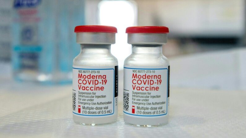 Viales de la vacuna anti-COVID de Moderna en Bridgeport, Connecticut, en una fotografía de archivo. (Joseph Prezioso/AFP vía Getty Images)