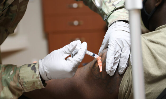 Un miembro en servicio de la Marina de Estados Unidos recibe una vacuna contra COVID-19 en Pyeongtaek, Corea del Sur, el 29 de diciembre de 2020. (Fuerzas estadounidenses de Corea a través de Getty Images)