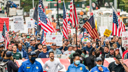 Empleados de Nueva York protestan contra orden de vacunación ante fecha límite