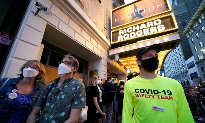 La gente espera para asistir al musical de Broadway "Hamilton" después de mostrar sus pases de vacunación en el Teatro Richard Rodgers en Nueva York el 14 de septiembre de 2021. (TIMOTHY A. CLARY/AFP vía Getty Images)