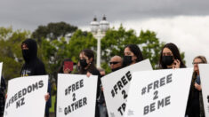 Miles de neozelandeses protestan por la libertad tras 6 semanas de confinamiento