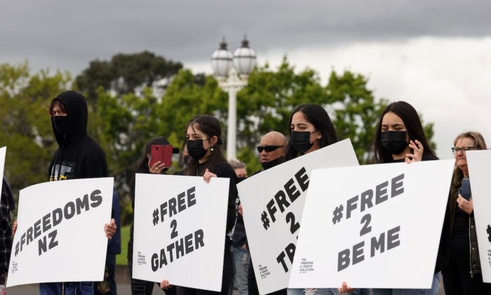 Un grupo de personas asiste a una protesta contra el confinamiento en el Auckland Domain en Auckland (Nueva Zelanda) el 2 de octubre de 2021. (Phil Walter/Getty Images)
