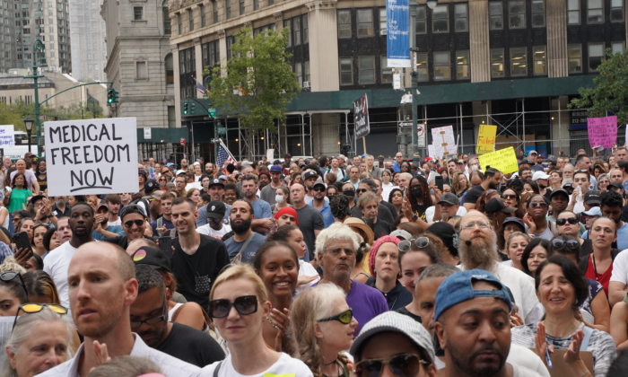Los manifestantes se reúnen para oponerse al nuevo mandato de la vacuna COVID-19 en la ciudad de Nueva York, el 13 de septiembre de 2021. (Enrico Trigoso/The Epoch Times)