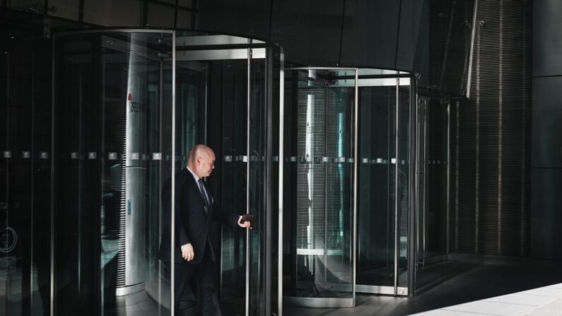 Un hombre sale de un edificio de oficinas en el centro de Manhattan, Nueva York, el 1 de octubre de 2021. (Spencer Platt/Getty Images)