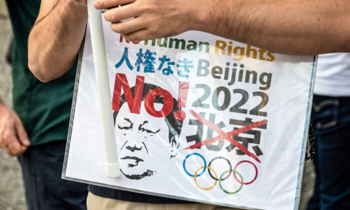 Activistas participan en una protesta que pide el boicot a los Juegos Olímpicos de Beijing 2022 por el historial de derechos humanos de China, en Tokio el 2 de octubre de 2021. (Philip Fong/AFP vía Getty Images)