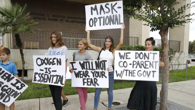 Las familias protestan contra cualquier posible orden de mascarillas antes de la reunión de la Junta Escolar del Condado de Hillsborough celebrada en la oficina del distrito el 27 de julio de 2021 en Tampa, Florida. (Octavio Jones/Getty Images)