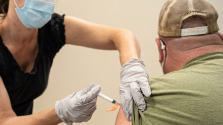 Habrá opción de «formación y asesoramiento» para empleados federales no vacunados antes de su despido