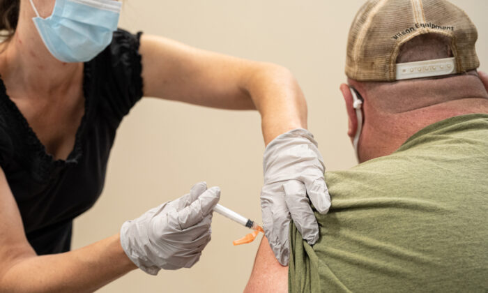 Un contratista civil recibe una dosis de la vacuna contra la COVID-19 de los Servicios de Medicina Preventiva en Fort Knox (Kentucky) el 9 de septiembre de 2021. (Jon Cherry/Getty Images)