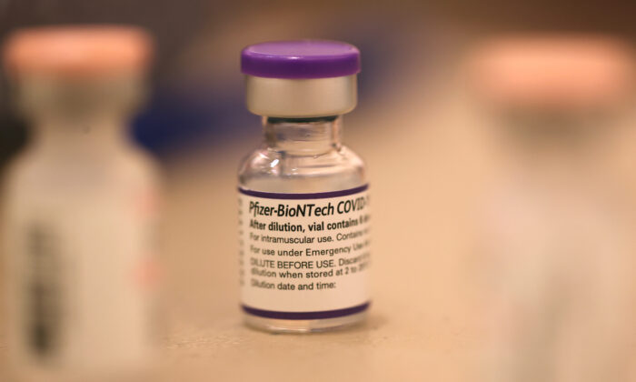 Un vial de la vacuna contra la COVID-19 de Pfizer-BioNTech, etiquetado para su uso bajo autorización de uso de emergencia, en San Rafael (California) el 1 de octubre de 2021. (Justin Sullivan/Getty Images)