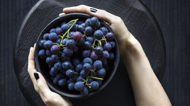 El resveratrol es un compuesto que se encuentra en la piel de las uvas, las bayas azules y púrpuras, y el chocolate negro que ayuda a las plantas a resistir las enfermedades y los factores estresantes ambientales. (Foto: Dominio publico)