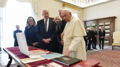 Biden dice que el Papa le dijo que puede seguir comulgando, a pesar de críticas por su apoyo al aborto