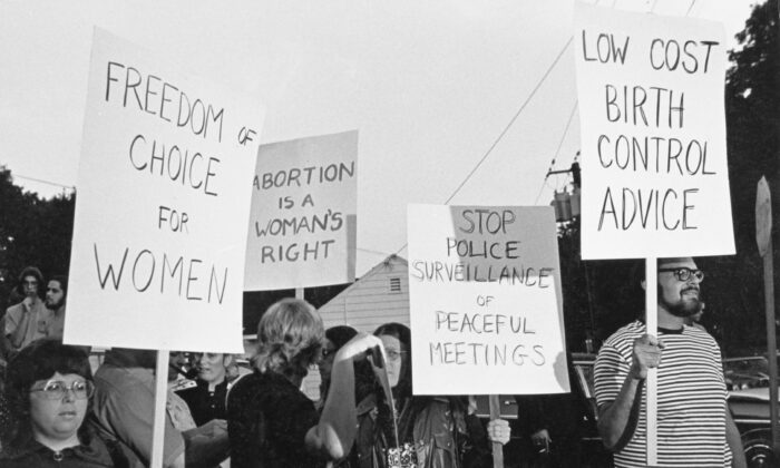 Un grupo de manifestantes a favor del aborto, con pancartas, en un lugar desconocido, alrededor de 1975. (Peter L Gould/FPG/Archive Photos/Hulton Archive/Getty Images)
