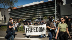 Australianos protestan en Melbourne tras anunciarse una nueva orden de vacunación generalizada