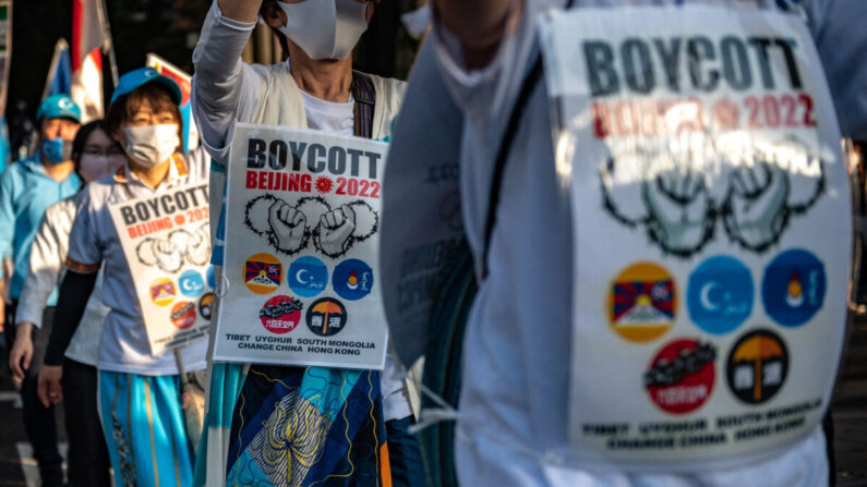 Activistas participan en una protesta que pide el boicot de los Juegos Olímpicos de Beijing 2022 por el historial de derechos humanos de China, en Tokio el 2 de octubre de 2021. (Philip Fong/AFP vía Getty Images)