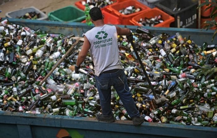 Un trabajador tritura botellas de vidrio en CoopFuturo, un colectivo de clasificación que recibe la basura del servicio de recogida del gobierno local y luego vende el material a empresas de reciclaje especializadas, en Río de Janeiro, Brasil, el 21 de mayo de 2019. (CARL DE SOUZA/AFP vía Getty Images)